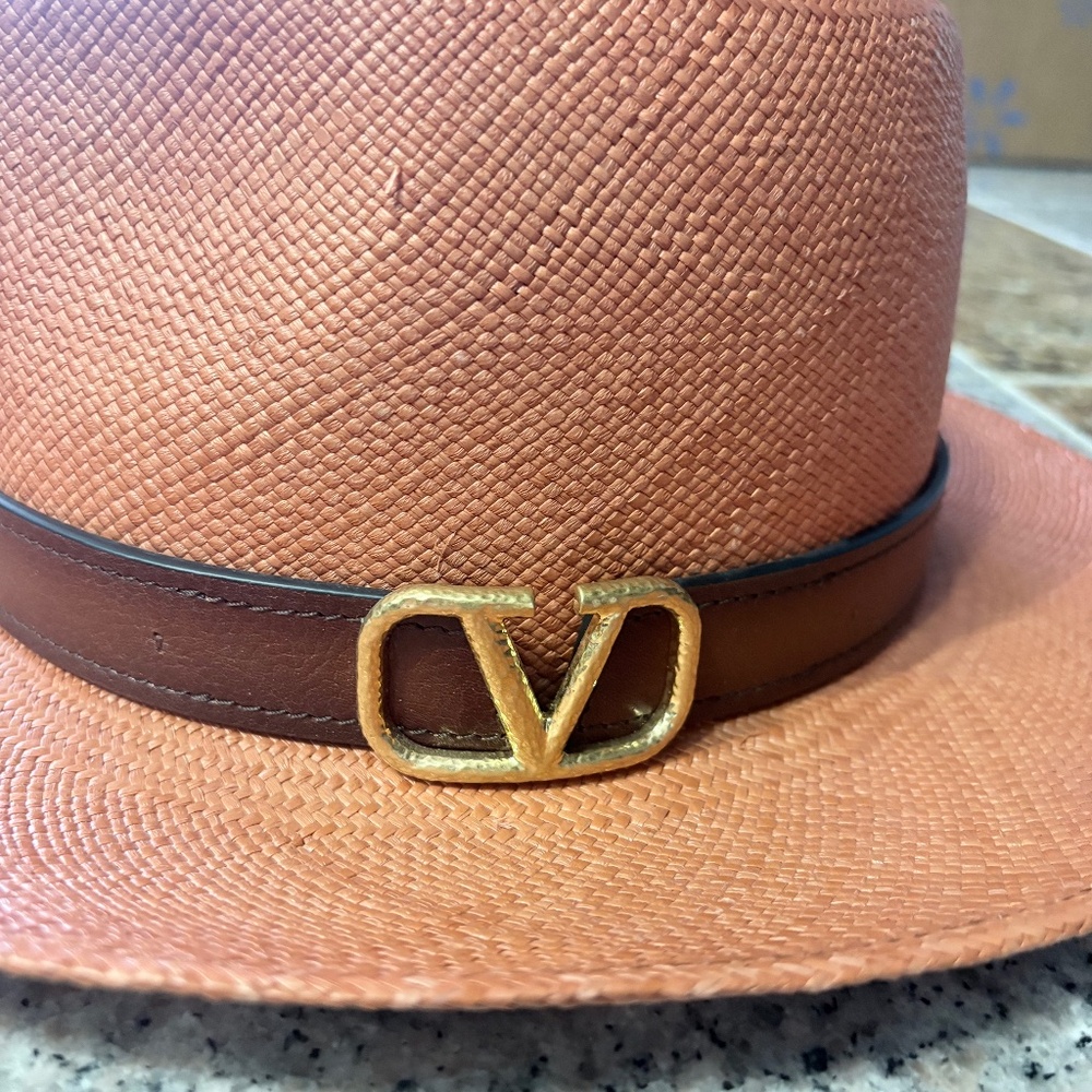 Valentino Garavani hat
